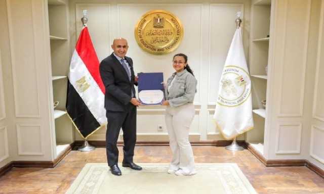 وزير التربية والتعليم يكرم 4 طالبات من مدرسة النيل الدولية بقنا لتفوقهن على مستوى الجمهورية