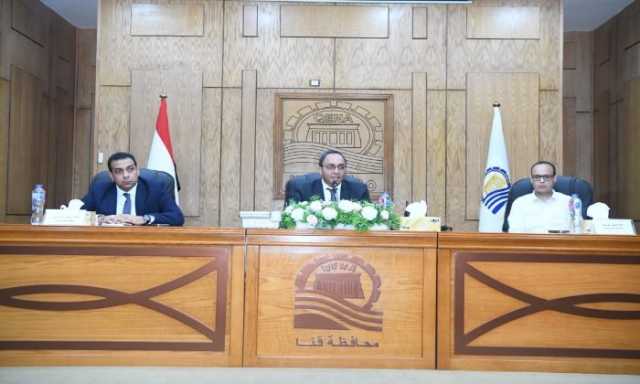 محافظ قنا يبحث مع مساعد وزير الصحة سبل تطوير المنظومة الصحية