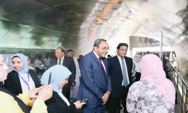 محافظ قنا ونائبه يتفقدان جناح المحافظة بمعرض الحرف التراثية بالمتحف القومي للحضارة
