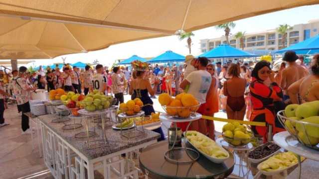 انطلاق مهرجان الفواكة على شاطئ الغردقة وسط إقبال كبير من السياح