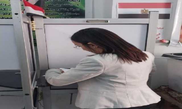 محافظ البحيرة تدلي بصوتها في انتخابات مجلس الشيوخ