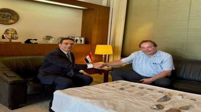 سفير مصر في لاهاي يتسلم قطعًا أثرية تنتمي إلى الحضارة المصرية القديمة من هولندا