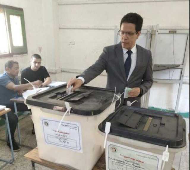 رئيس جامعة بنها يدلي بصوته في انتخابات مجلس الشيوخ2025