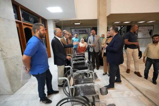 تسليم 50 كرسيًا متحركًا معاد تأهيلها ضمن مبادرة «صيانة الأجهزة الطبية» بأسيوط