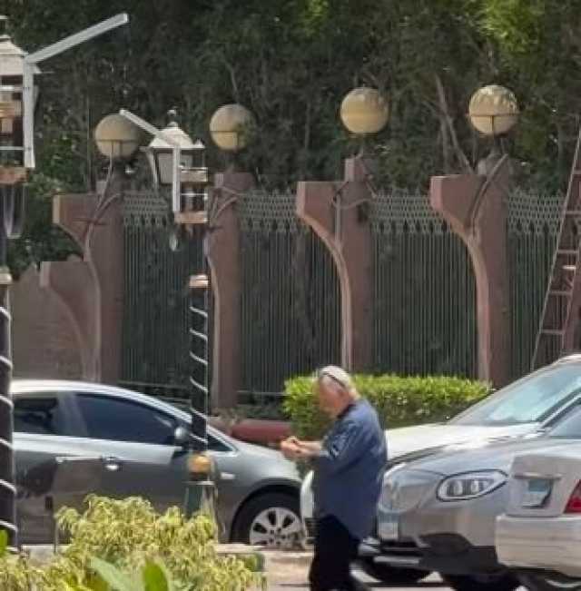 أشرف زكي أول الحاضرين.. غياب نجوم الفن عن جنازة الفنان سيد صادق