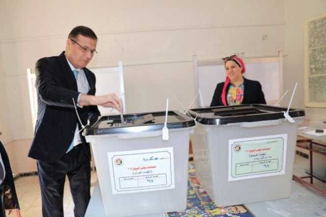 وزير الزراعة يدلي بصوته في انتخابات مجلس الشيوخ بمقر لجنته الانتخابية بالإسكندرية