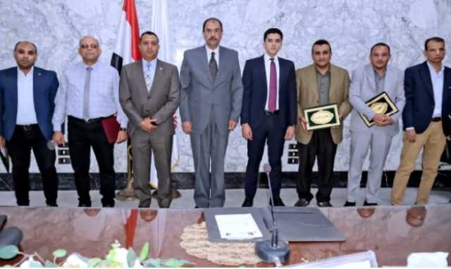 محافظ سوهاج يكرم 5 من مديري الإدارات لجهودهم في مكافحة الفساد