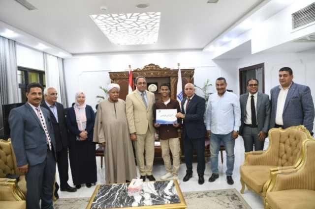 محافظ قنا يسلم عقود عمل لأوائل خريجي مدرسة مياه الشرب والصرف الصحي