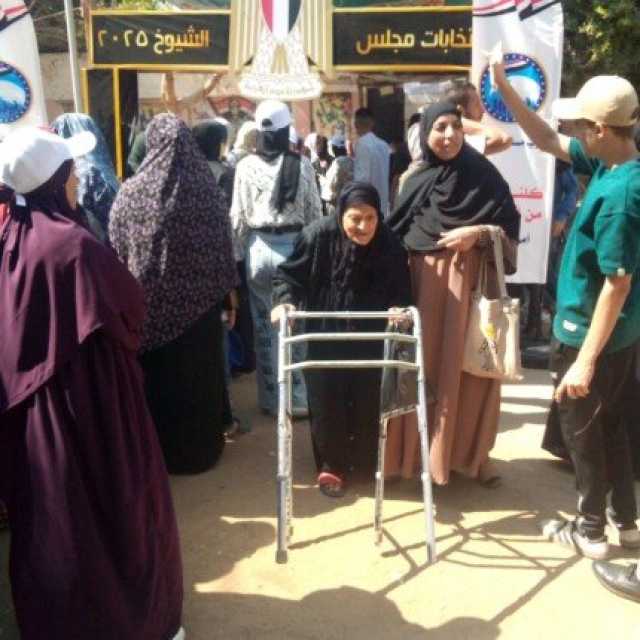 رغم ارتفاع حرارة الجو.. مسنة حرصت على الإدلاء بصوتها في أحد لجان الاقتراع بحلوان