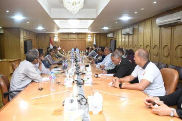 سكرتير عام مساعد قنا يناقش الخطة العاجلة للسكان بأبوتشت