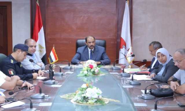 محافظ سوهاج يبحث مقترحات تطوير شارع المحطة بوسط العاصمة