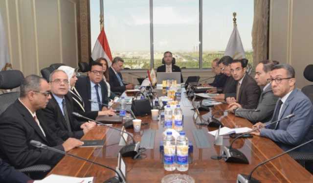 وزير التموين يستعرض خطط تطوير العمل بشركات المضارب