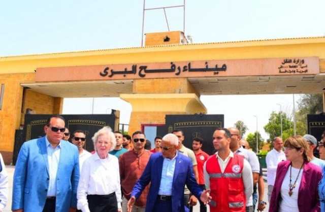 وفد منظمة «الحكماء» يزور المراكز اللوجستية للهلال الأحمر المصري وميناء رفح البري