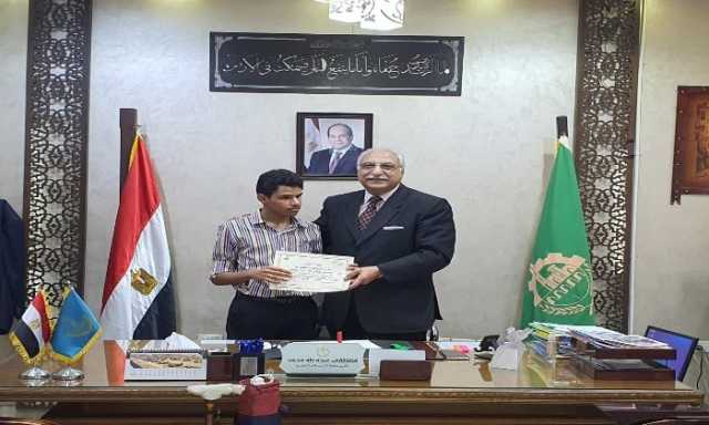 مدير تعليم القليوبية يكريم أوائل الطلبة للشهادة الإعدادية