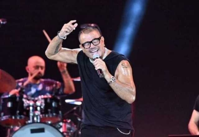 عمرو دياب يلهب حماس الجمهور في حفل غنائي ضخم بـ العلمين الجديدة