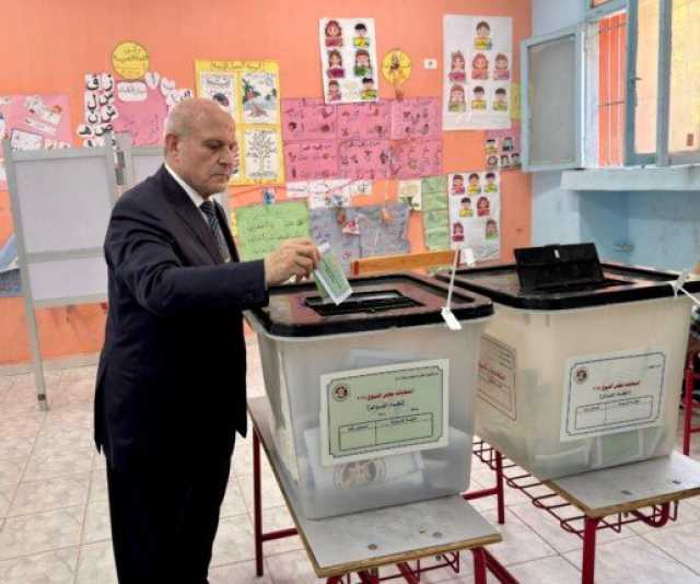 رئيس النيابة الإدارية يدلي بصوته في انتخابات مجلس الشيوخ بـ15 مايو (صور)