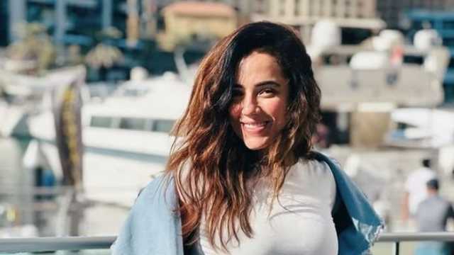 «فيها خاتم ألماظ وساعة روليكس».. آية سليم تستغيث بعد فقدان حقيبتها بـ «مطار باريس»