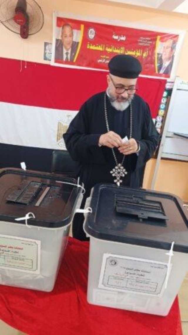 «مصر وطن يعيش فينا».. .كهنة مطرانية بورسعيد يدلون بأصواتهم في إنتخابات الشيوخ
