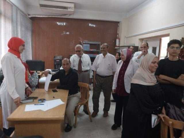 نائب رئيس جامعة بنها تتفقد معامل التنسيق الإلكتروني بكليتي الآداب والتجارة