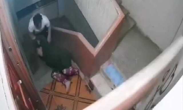 سحلوها على السلم.. تفاصيل تداول فيديو لشخص يعتدي على زوجة شقيقه بالشرقية
