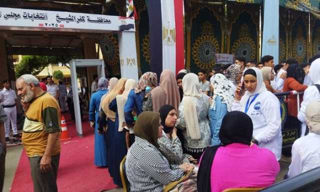 توافد على لجنة أحمد زويل الثانوية بدسوق في انتخابات الشيوخ
