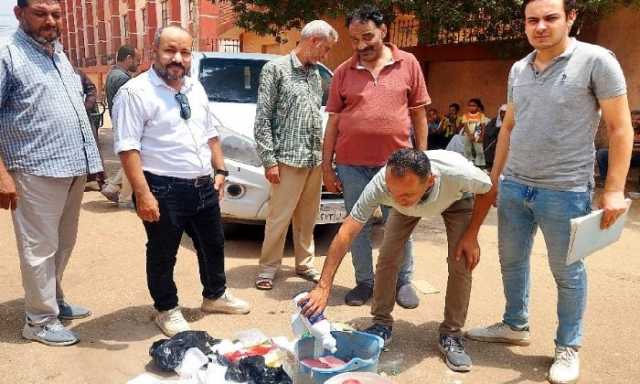 غلق وتشميع محلات مخالفة وإعدام 144 كجم أغذية فاسدة في حملة بأسوان