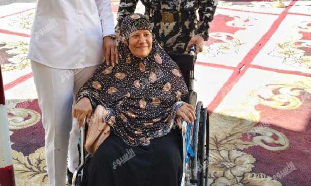 بحب مصر.. مسنّة على كرسي متحرك تدلي بصوتها في انتخابات مجلس الشيوخ بالإسكندرية