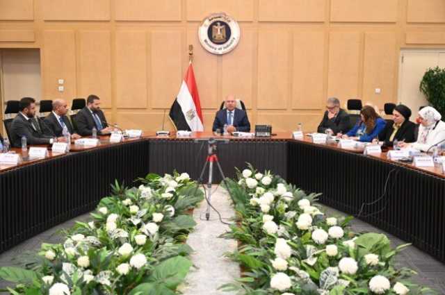 وزير الصناعة يعقد اجتماعًا موسعًا مع كبار مصنعي مكونات السيارات