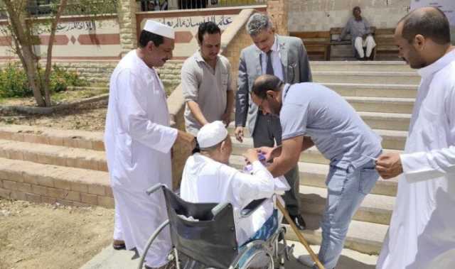 رئيس لجنة انتخابية يخرج لتسهيل التصويت لناخب مُسن بمركز الحمام بمطروح