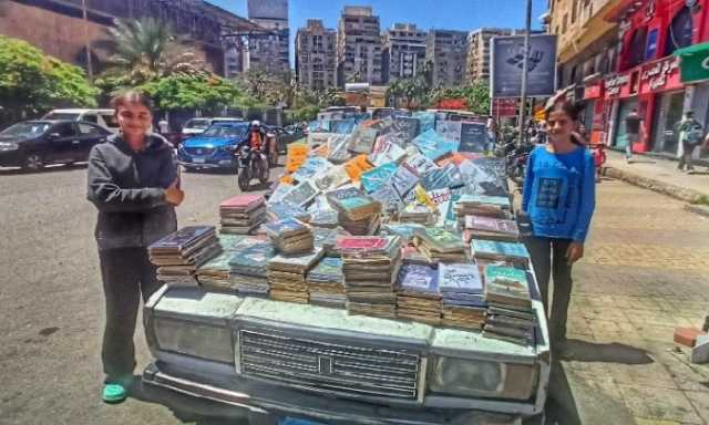 من سيارة الوالد إلى منارة للقراءة: شقيقتان بالإسكندرية تحوّلان حلم أبيهما إلى مكتبة متنقلة تجوب الشوارع