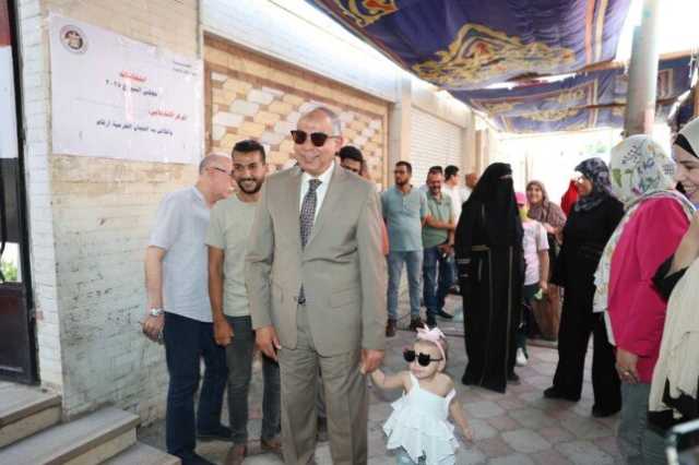 في لفتة إنسانية.. محافظ المنيا يمازح طفلة صغيرة ويصفها بـ 'أصغر ناخبة' في انتخابات الشيوخ