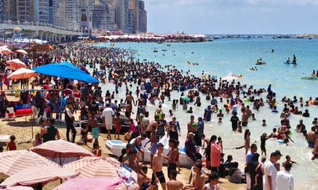 تباين في إقبال المصطافين على شواطئ الإسكندرية: الشرق يكتظ بالزوار والغرب يترقب
