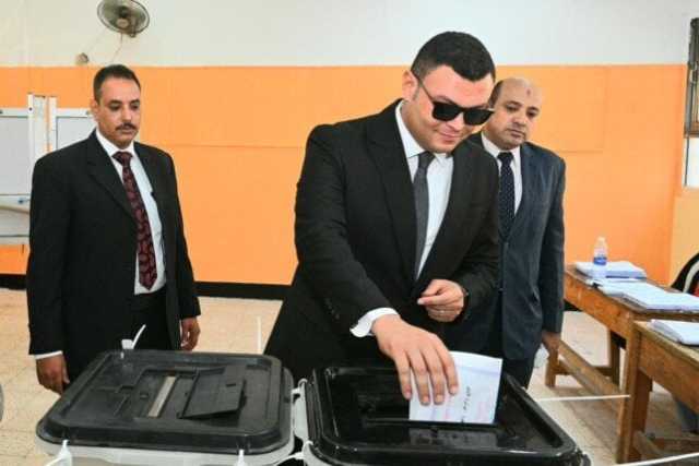 وزير الإسكان يدلي بصوته في انتخابات مجلس الشيوخ بالتجمع الخامس