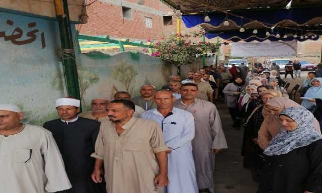 رغم حرارة الجو.. الناخبون يواصلون الإقبال ويصطفون أمام لجان الانتخابات في البحيرة