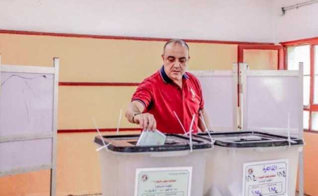 أسامة أبو زيد رئيس نادي الشمس يدلي بصوته في انتخابات مجلس الشيوخ