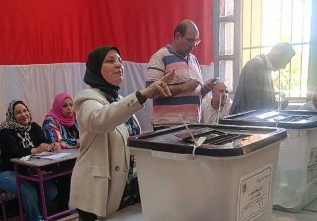 كله نازل يقول كلمته.. توافد الناخبين داخل لجان انتخابات الشيوخ بشبين الكوم