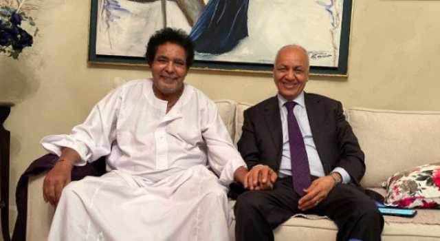 مصطفى بكري يطمئن جمهور الكينج على صحته: «محمد منير بخير وسيغادر المستشفى اليوم»