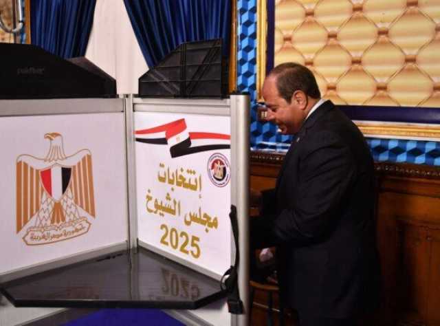 بالأعلام والهتافات.. استقبال حافل للرئيس السيسي خلال الإدلاء بصوته في انتخابات الشيوخ 2025 (فيديو)