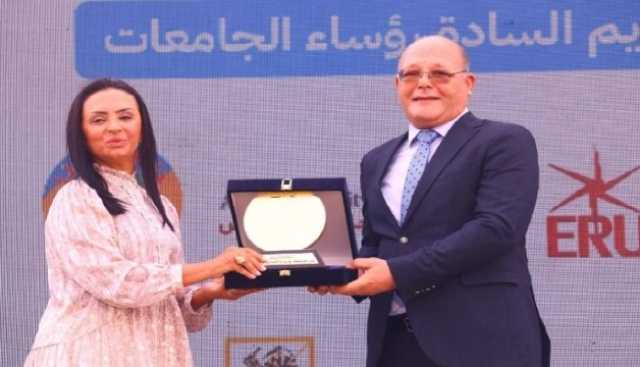وزيرة التضامن تكرم رئيس جامعة سوهاج والطلاب الفائزين بمشروعات رفيقي والوساده الالكترونية