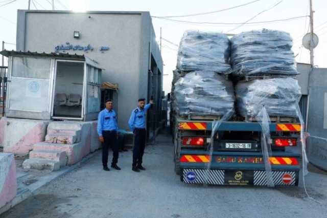 تحرك 45 شاحنة مساعدات إماراتية إلى معبر كرم أبو سالم تمهيدًا لدخولها إلى غزة