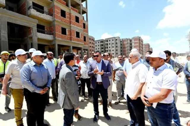 وزير الإسكان يتفقد وحدات مبادرة «سكن لكل المصريين» والطرق ببرج العرب الجديدة