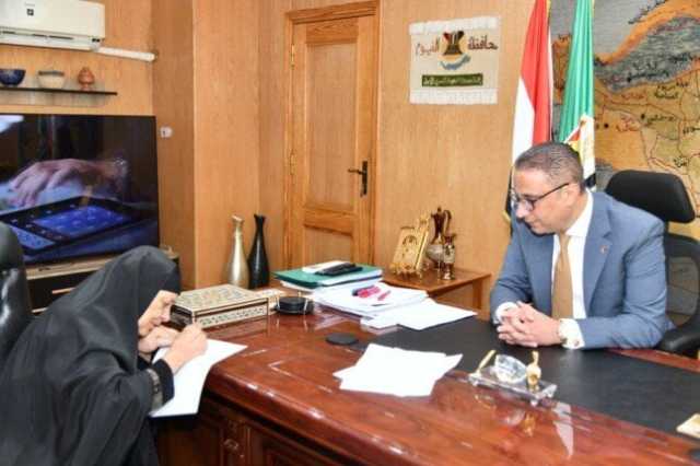 السن مجرد رقم.. محافظ الفيوم يُكرم السيدة «مبروكة» لحصولها على شهادة محو الأمية