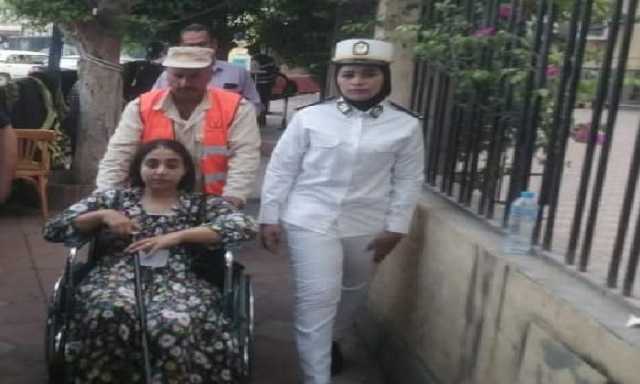 للادلاء بأصواتهم.. الشرطة النسائية تساعد ذوي الهمم للوصول للجانانتخاباتت الشيوخ بالبحيرة
