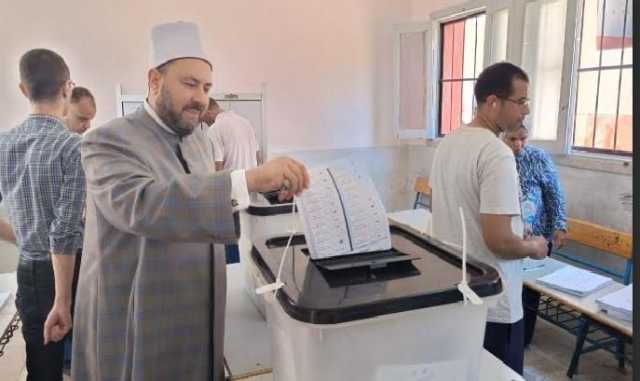 رئيس لجنة الفتوى بالأزهر الشريف يدلي بصوته في انتخابات الشيوخ بالإسكندرية