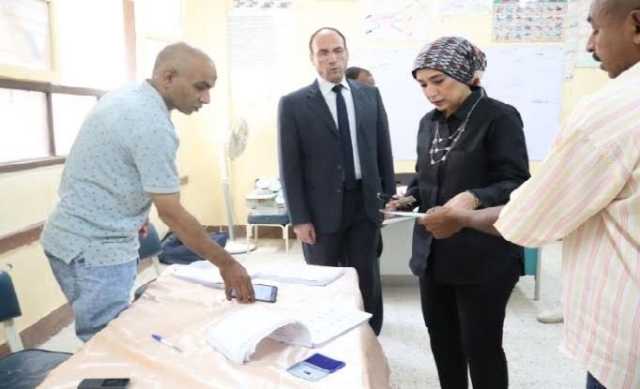 رئيس جامعة الأقصر تدلي بصوتها في لجنة مدرسة نجع جاد الكريم الابتدائية