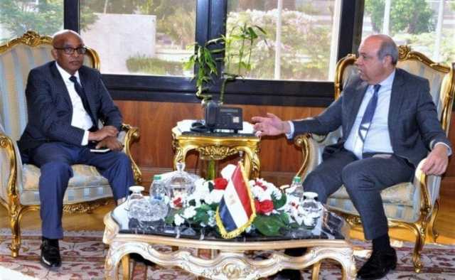وزير الطيران المدني يبحث مع وفد شركة بوينج التعاون في مجال النقل الجوي