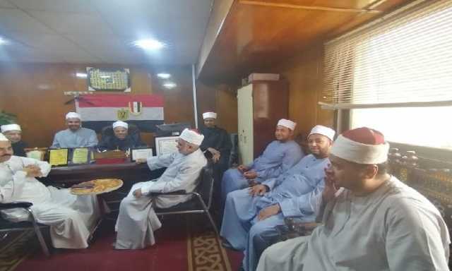 مدير أوقاف قنا يناقش مع الأئمة وسطية الإسلام والبعد عن التشدد