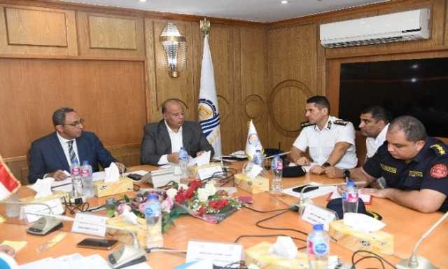 محافظ قنا يتابع موقف التقنين والتصالح