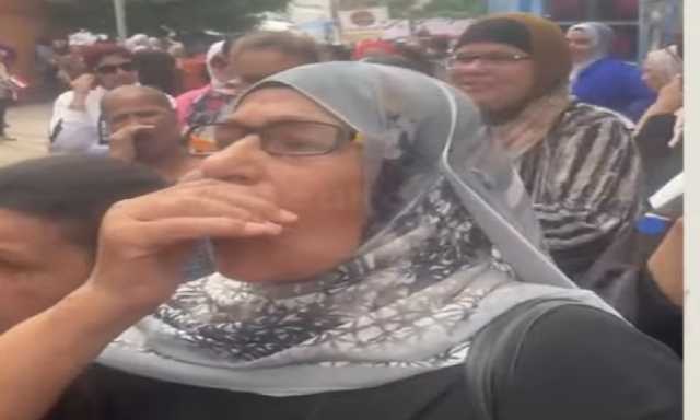 نازلين لمصر.. سيدات يُطلقن الزغاريد أمام لجان انتخابات الشيوخ ببورسعيد