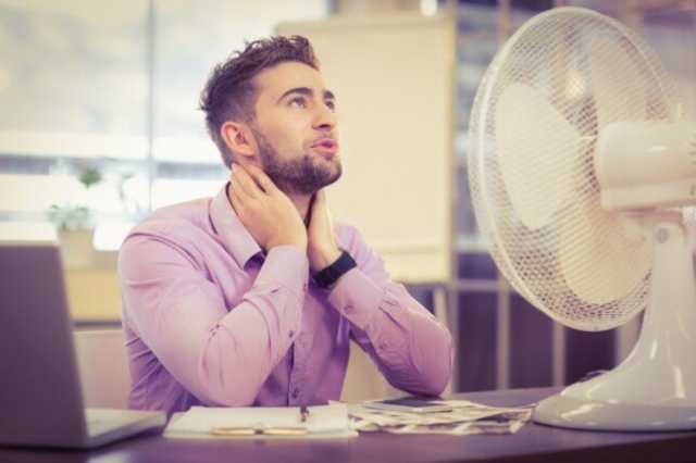 مع ارتفاع درجات الحرارة.. مخاطر الجلوس أمام المراوح والتكييفات
